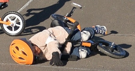 【国民生活センター】ペダルなし二輪遊具「キックバイク」に注意　事故101件、坂道は使用禁止も